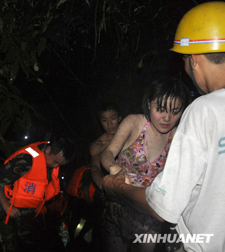 7月11日晚，一名網(wǎng)名叫“四黃”的游客（右二）獲救。新華社發(fā)（李進發(fā)攝）