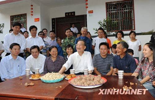 9月24日至26日，中共中央政治局常委、國(guó)務(wù)院總理溫家寶來(lái)到四川地震災(zāi)區(qū)考察指導(dǎo)災(zāi)后恢復(fù)重建工作，看望慰問(wèn)廣大干部群眾。這是9月24日，溫家寶在青川縣涼水鎮(zhèn)涼華村災(zāi)后村民新居院內(nèi)向村民了解安居房建設(shè)情況。新華社記者黃敬文攝