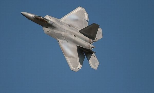 F-22進(jìn)行飛行表演。