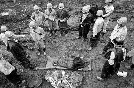 一名遇難者遺體被搜救出來(lái)