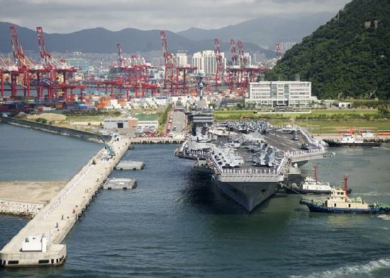 7月21日，參加韓美聯(lián)合軍事演習(xí)的美國(guó)航空母艦“喬治·華盛頓”號(hào)當(dāng)日抵達(dá)韓國(guó)釜山港。