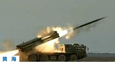 解放軍PHL03式遠(yuǎn)程火箭炮黃海附近進(jìn)行實(shí)彈演習(xí)。資料圖