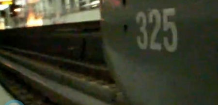 男子起身準(zhǔn)備跨過軌道。截頻圖