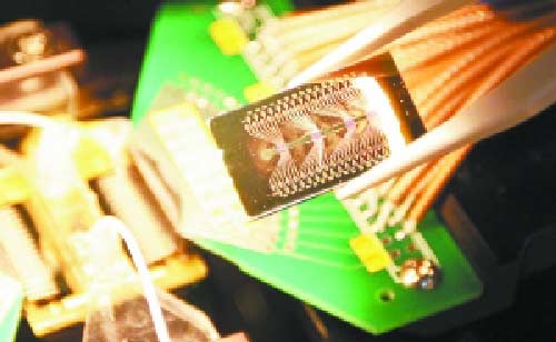 韓國今年開發(fā)出了用血液診斷肝癌、前列腺癌、大腸癌等各種疾病和進(jìn)展情況的“半導(dǎo)體生物傳感器芯片解讀器”。