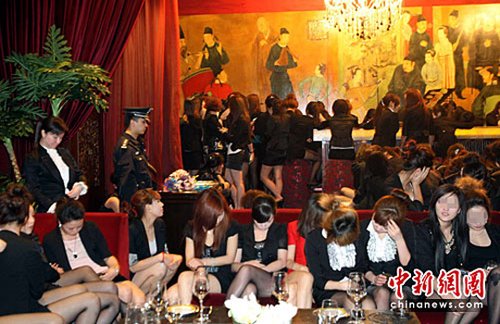     資料圖片：5月11日晚，北京朝陽警方對轄區(qū)內(nèi)天上人間等4家娛樂場所開展集中專項檢查行動。天上人間、名門夜宴、花都、凱富國際等娛樂場所因存在有償陪侍、消防安全等問題，依法作出停業(yè)整頓的行政處罰決定。中新社發(fā) 李寶華 攝