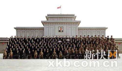 朝中社9月30日發(fā)布了金正日與朝鮮新領(lǐng)導(dǎo)機構(gòu)其他成員合影留念的照片，外媒指稱紅圈中者就是“金的兒子”金正銀。 新華社發(fā)