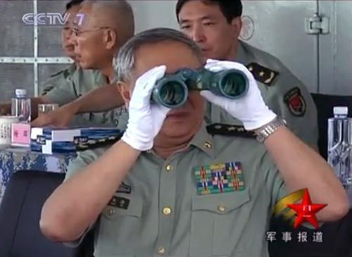 央視新聞視頻截圖：7月26日，中央軍委委員、總參謀長(zhǎng)陳炳德在南海觀摩海軍多兵種合同實(shí)兵實(shí)彈演練。