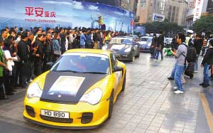 昨日，香港保時(shí)捷車隊(duì)在解放碑吸引市民圍觀。本報(bào)記者 楊新宇 攝