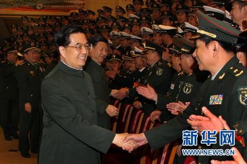11月2日，中共中央總書記、國家主席、中央軍委主席胡錦濤在北京會見出席全軍武器裝備成建制成系統(tǒng)形成作戰(zhàn)能力和保障能力建設(shè)工作會議的代表。中共中央政治局常委、國家副主席、中央軍委副主席習(xí)近平一同會見。 新華社記者李剛攝