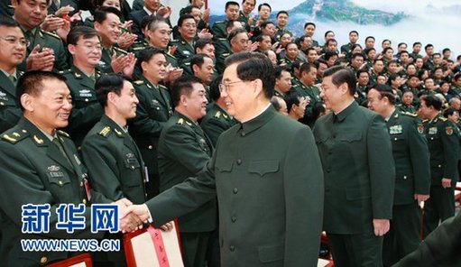 10月27日，中共中央總書(shū)記、國(guó)家主席、中央軍委主席胡錦濤在北京會(huì)見(jiàn)國(guó)防大學(xué)第五次黨代表大會(huì)全體代表。新華社記者 李剛 攝