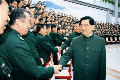 解放軍報(bào)圖片：10月27日，中共中央總書(shū)記、國(guó)家主席、中央軍委主席胡錦濤在北京會(huì)見(jiàn)國(guó)防大學(xué)第五次黨代表大會(huì)全體代表。中共中央政治局常委、國(guó)家副主席、中央軍委副主席習(xí)近平一同會(huì)見(jiàn)。本報(bào)記者 周朝榮攝