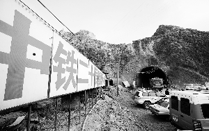 工程車輛不斷進(jìn)出隧道救援，各種急救車輛在事發(fā)隧道外待命，隨時(shí)準(zhǔn)備救助。 本報(bào)首席記者 田蹊 攝