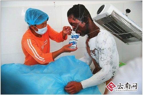 12名傷員中傷勢(shì)較輕的挺過第一個(gè)24小時(shí)后，開始進(jìn)食。