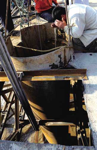 范師傅的工友在平臺(tái)上向他喊話，穩(wěn)定他的情緒。