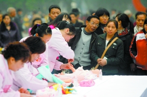 昨日，家政服務(wù)技能大賽決賽在觀音橋步行街舉行。本報記者 何熠 攝
