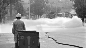 由于輸氧管道閥門損壞，一名新冶鋼員工望著液氧泄漏，600立方米的液氧泄漏致黃石大道桃園村路段阻斷。 通訊員 邱孝威 攝