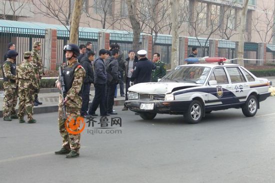 事發(fā)現(xiàn)場引來路人圍觀。