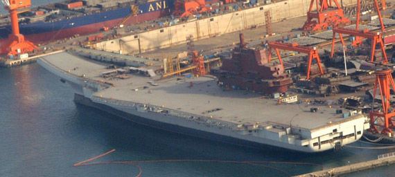 碼頭上?？康耐吡几裉?hào)航母。