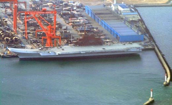資料圖：在中國(guó)大連港進(jìn)行整修的瓦良格號(hào)航母。