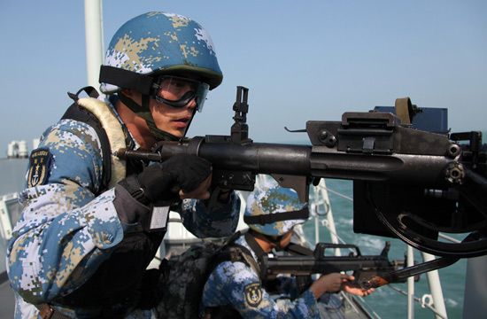 2月24日，中國海軍第八批護航編隊在南沙海域進行首次反海盜綜合演練。演練實施了輕武器射擊，直升機偵查取證、警示驅(qū)離，反海盜武力營救等多個課目。新華社記者邱俊松攝
