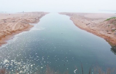 污水沿著這條人工挖開的河道匯入大海。