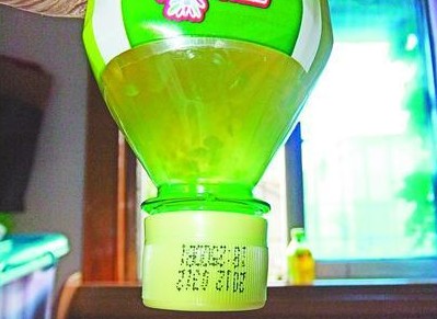 保質(zhì)期內(nèi)的未開封康師傅綠茶，液體渾濁、顏色異常并出現(xiàn)明顯絮狀物