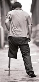 獨(dú)腿破爛王用身體蹬三輪為兒還債 每天賺10元