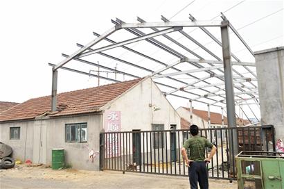 男子高壓線(xiàn)下蓋房釀慘劇 觸電致1死1傷