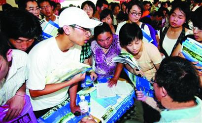 駐青高校再成報(bào)考大熱門 貴州家長(zhǎng)千里赴青為問(wèn)2問(wèn)題