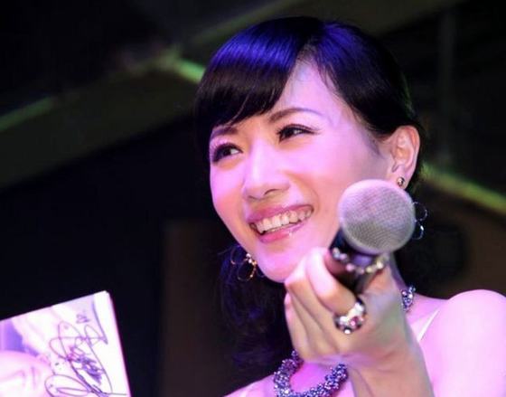 女歌手洗浴城為男女浴客獻唱 遭調(diào)戲被看下半身