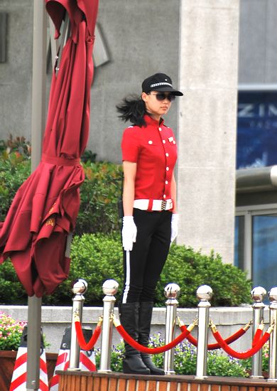 青島豪宅興起美女保安 驚艷秒殺各種車(chē)模