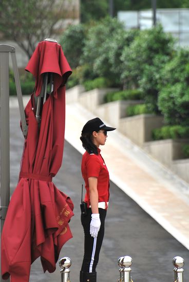 青島豪宅興起美女保安 驚艷秒殺各種車(chē)模