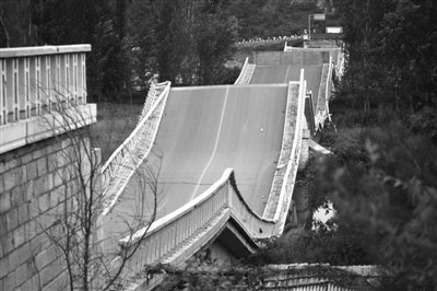 超重卡車壓垮大橋 司機(jī)車主被判賠1556萬