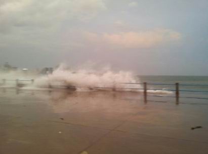 臺(tái)風(fēng)達(dá)維來(lái)襲 網(wǎng)友實(shí)拍青島前海