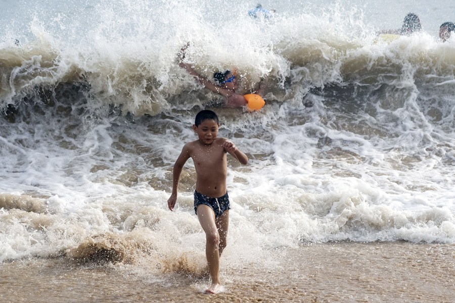 臺(tái)風(fēng)“達(dá)維”登陸江蘇 青島游客大浪中戲水