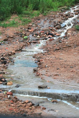 達維過境青島小驚 護欄刮倒巨浪狂拍石老人