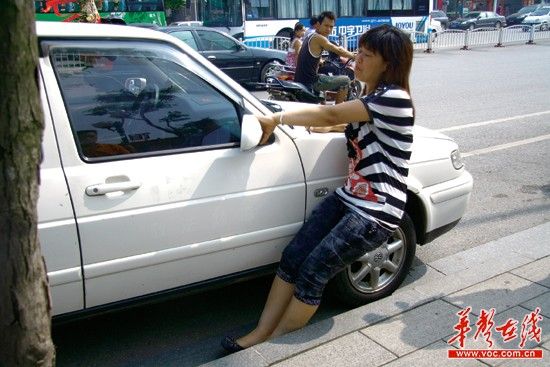 妻子現(xiàn)場(chǎng)抓住小三 竟被丈夫開車拖行百米