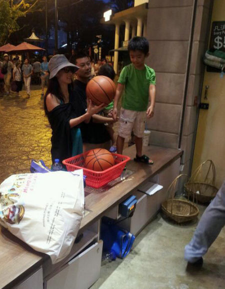 張柏芝低調(diào)攜子出游、