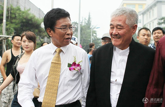 趙本山亮相前呼后擁排場大 堅持上蛇年春晚