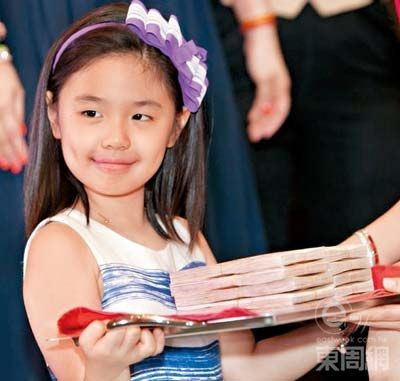 鐘鎮(zhèn)濤三女兒拜上海富豪為干爹 跪收百萬(wàn)現(xiàn)金