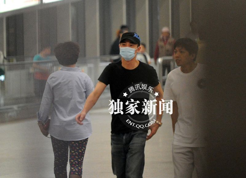 霍建華隨助理低調(diào)來(lái)京 扮“蒙面超人”