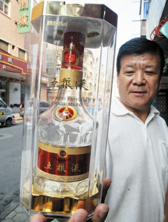 五糧液未開封瓶里無一滴酒 消費(fèi)者婚宴遇尷尬