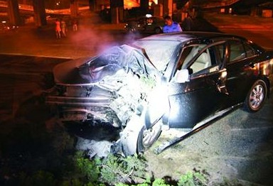 代駕司機撞車逃跑 車主坐副駕骨折險被燒死