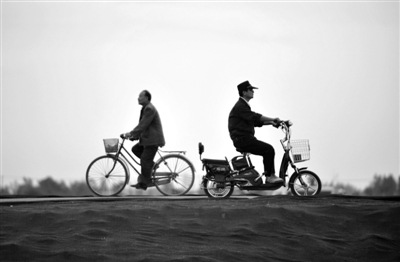 　前日，西安市一位老人騎著自行車與執(zhí)勤男子擦肩而過。近日，社保專家透露，去年企業(yè)職工養(yǎng)老金替代率降至42.9%，將影響?zhàn)B老保障水平。