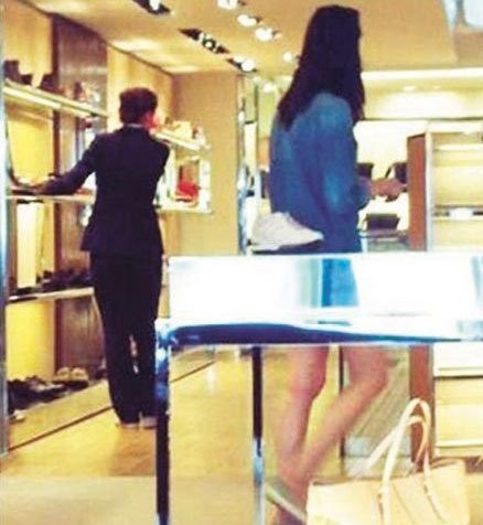 梁洛施此前跟一年輕男子結(jié)伴同游法國羅浮宮，而且美貌如昔