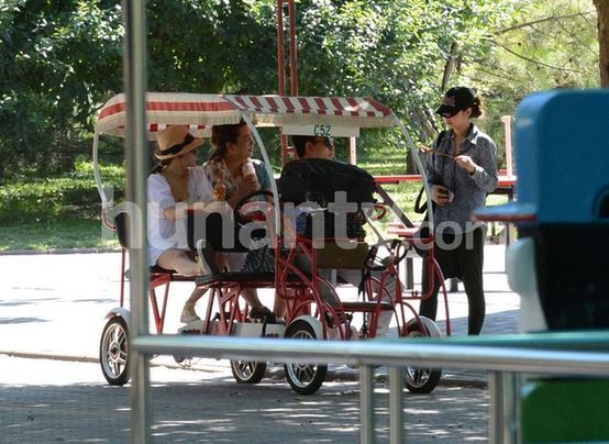 李小璐挺大肚逛公園 賈乃亮嘟嘴配合愛(ài)妻自拍