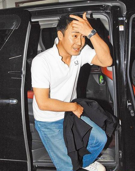 黎明日前被媒體追問婚變一事，表情尷尬