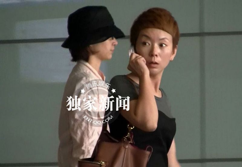 董卿低調(diào)裝扮素顏獨自回京 面色疲憊疑勞累過度