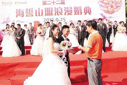 青島25對(duì)新人共赴海誓山盟婚典 中式熱烈融合西式浪漫