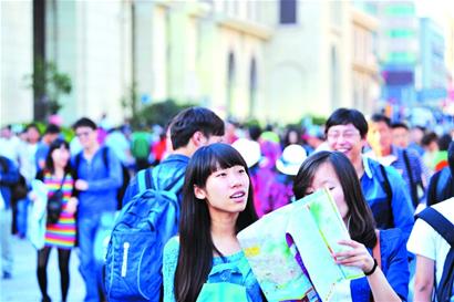 青島37萬(wàn)人人擠人 15萬(wàn)車(chē)車(chē)挨車(chē)